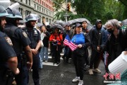 牡丹江美国多地举行“没有国王”抗议活动